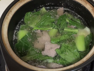 青菜猪肝汤,煮至上海青变色