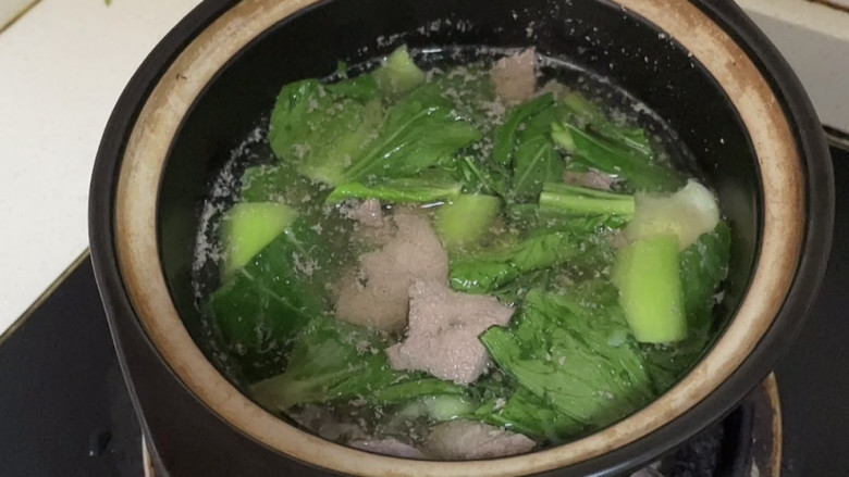 青菜猪肝汤,煮至上海青变色