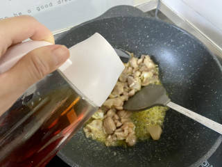 土豆香菇焖鸡,加入半汤匙料酒，煸炒去腥