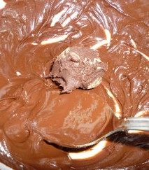 松露巧克力,在融化的热巧克力里滚一滚，取出放在可可粉上