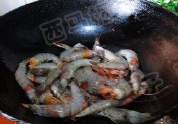 油焖虾烩年糕 ,锅中注油，烧热，下入大虾煎制