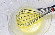 金丝泡芙塔,加入过筛的低筋面粉，搅拌均匀