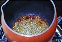 金丝泡芙塔,最后制作金丝。糖加水，中火煮至成琥珀色立刻关火离开热源，中途不要搅拌