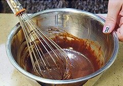 巧克力慕斯,A材料中热水冲入可可粉中，充分搅拌均匀并放置微温