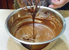 巧克力慕斯,用蛋抽子以不规则方式拌匀制成可可面糊