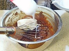 巧克力慕斯,取1/3蛋白霜加入可可面糊中，用蛋抽子以不规则方式拌匀