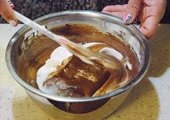 巧克力慕斯,再取1/3蛋白霜加入可可面糊中，用刮刀从面糊底部捞底翻到上部，拌匀