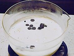 巧克力慕斯,C材料中牛奶、淡奶油放入奶锅中小火加热至边缘冒泡，离开热源关火