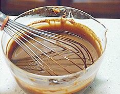 巧克力慕斯,冲入黑巧克力币中，用蛋抽子充分搅拌均匀，搅拌成浓稠的巧克力浆