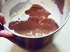 巧克力慕斯,将步骤20的巧克力浆，倒进步骤19打发的淡奶油中，用打蛋器充分搅匀制成巧克力慕斯馅
