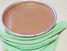 巧克力慕斯,取出冷藏好的慕斯，用热的毛巾捂在蛋糕圈外，1-2分钟