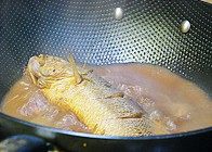家常烧黄花鱼,开盖，中大火收汁，并时不时地晃动锅子，以防鱼粘锅