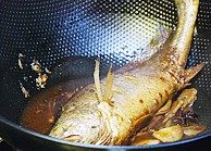 家常烧黄花鱼,汤汁收到浓稠后，关火，取出鱼及鱼汤，鱼身上摆上香菜和葱丝即可