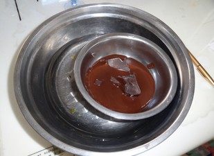 浓情巧克力礼盒,黑巧克力掰成小块放入碗里，将碗放在热水里隔水加热并不断搅拌（注意不要让水溅到碗里。）