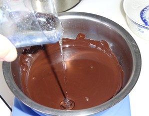 浓情巧克力礼盒,搅拌到黑巧克力全部溶化，将碗从水里取出来，倒入糖浆