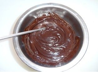 浓情巧克力礼盒,充分搅拌均匀，拌匀成浓稠的巧克力液。
