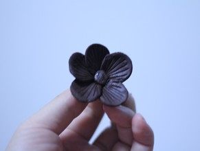 浓情巧克力礼盒,捏一个巧克力圆球当做花蕊放在花朵中心即成，上面用牙签划上网格状花纹，显得更有质感