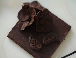 浓情巧克力礼盒,把做好的巧克力花，和叶子黏上