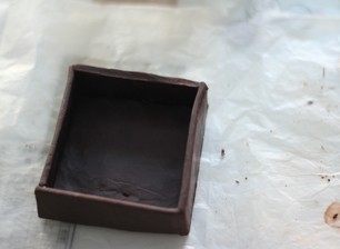 浓情巧克力礼盒,同方法10，做好盒子底，粘好。