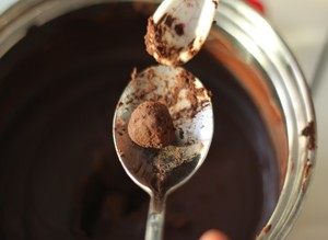 浓情巧克力礼盒,冷藏凝固的巧克力，用汤勺挖一小块，把巧克力整成比较圆的形状