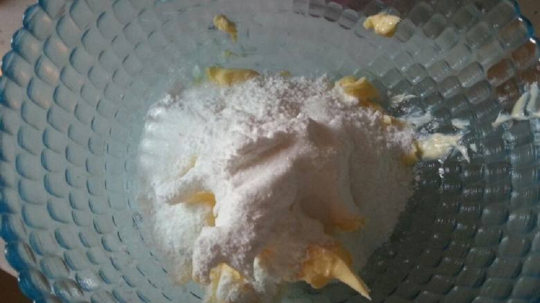 可可曲奇饼干,在黄油中倒入糖粉和细砂糖
