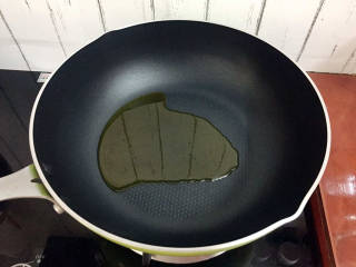 杂炒时蔬,锅中倒入适量的食用油烧热