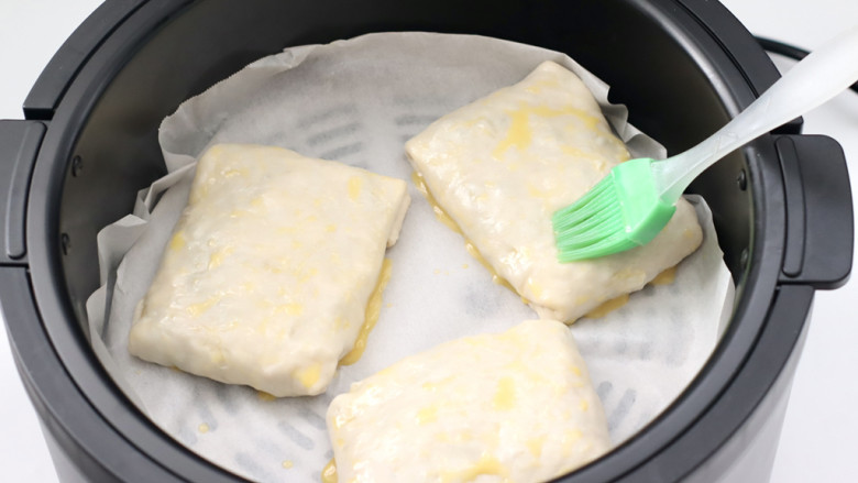 酸豆角烤包子,刷上一层蛋液。