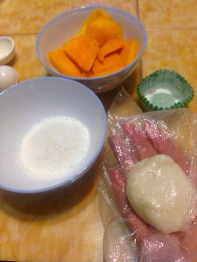 椰丝芒果糯米糍,戴一次性手套。没有也可将保鲜膜代替 这样糯米糍不会粘手，取出一点糯米糍 搓成圆团