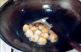 虎皮鹌鹑蛋红烧肉,油热至八成后，鹌鹑蛋放进锅里炸