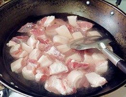 虎皮鹌鹑蛋红烧肉,放入冷水锅里。在水快煮开还未完全开时捞出肉块，这时肉块表面很干净，不会沾上肉沫杂质
