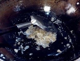 虎皮鹌鹑蛋红烧肉,接下来是炒糖色，冰糖砸碎放进油锅进行翻炒，要用小火，用锅铲一直不停的搅动