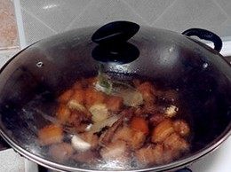 虎皮鹌鹑蛋红烧肉,放水没过肉，盖起锅盖用小火焖煮，焖至近1 小时的时候加入炸好的虎皮蛋