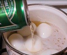 啤酒卤蛋,鸡蛋放入小锅里，倒入一听啤酒没过鸡蛋