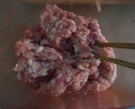 三鲜饺子,<a style='color:red;display:inline-block;' href='/shicai/ 414'>猪肉</a>剁成肉糜，加入一勺清水，顺着一个方向搅拌均匀，如此重复三次，把肉糜搅拌至有光泽