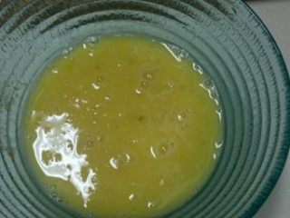 火腿煎蛋卷,鸡蛋加入白胡椒粉和盐打成蛋液。