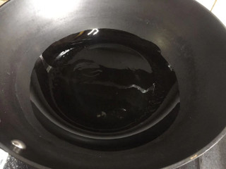 秋葵炒蛋,热锅倒油
