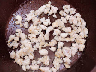 蘑菇鸡肉浓汤,放入鸡丁翻炒至变色。