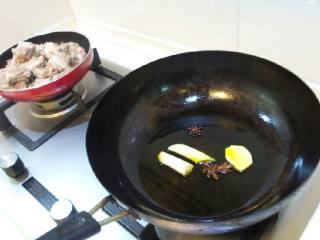 红烧排骨炖山药,小火起锅热油，油八分热的时候，把葱，姜，八角放入锅里。