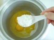 电饭锅蛋糕,蛋黄里放2勺糖，3勺冒尖的面粉和6勺牛奶，然后搅拌