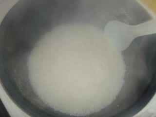 混搭糯米烧麦,糯米浸泡1小时以上，加入适量的清水用电饭锅煮熟（糯米和水的比例约为1:1.5，不宜给太多的水份）