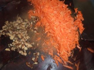 混搭糯米烧麦,冬菇浸泡后切丝，红萝卜去皮切丁，把玉米棒用刀切出玉米粒洗净待用