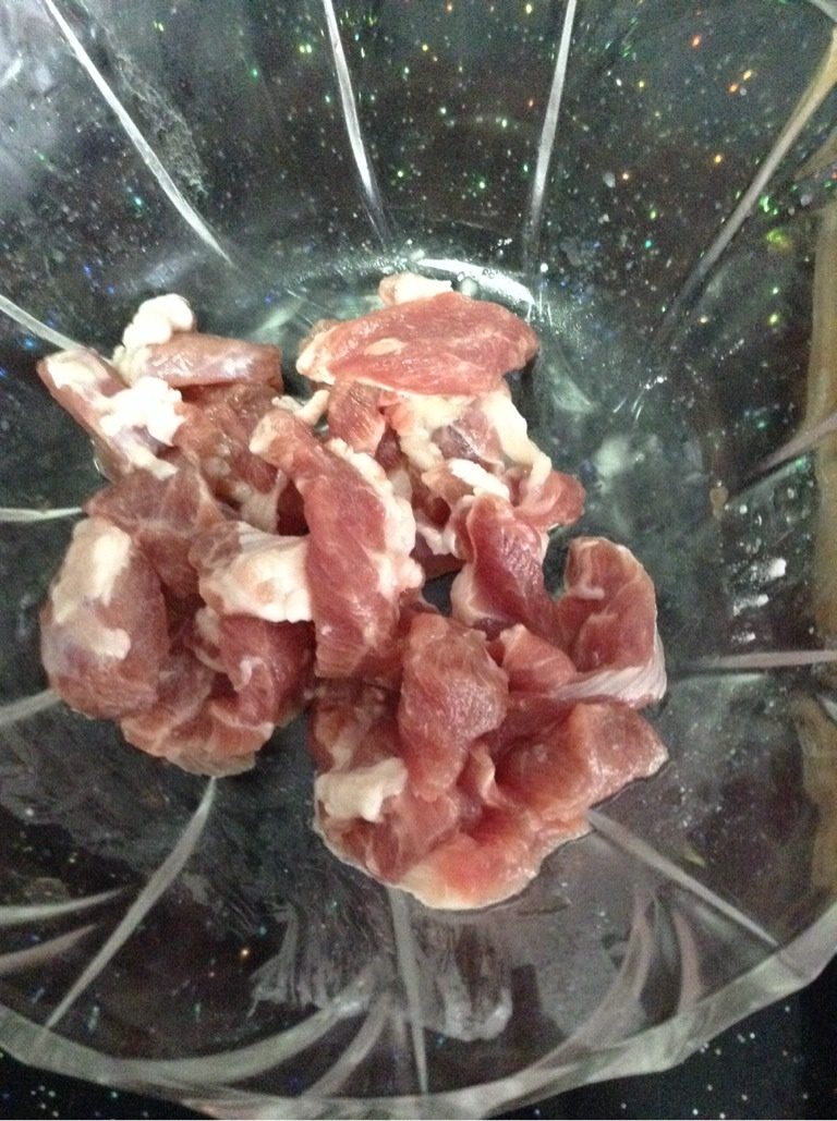 香菇炒肉,用盐、料酒、淀粉腌制肉片10分钟