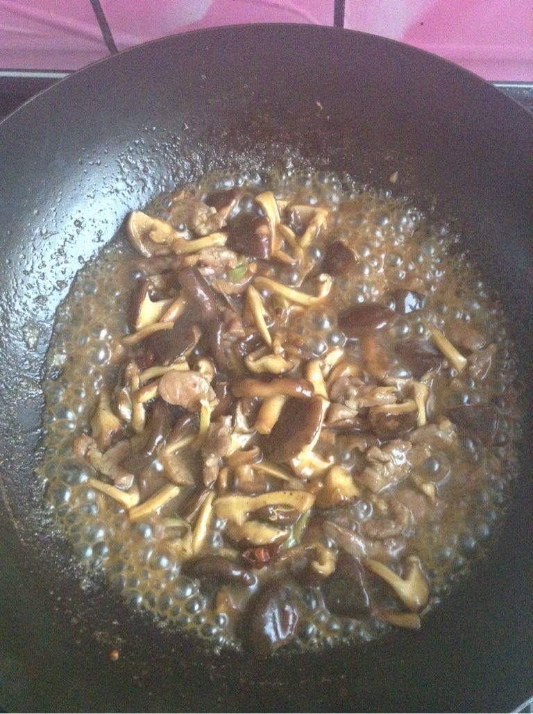 香菇炒肉,再掉入之前调好的汁，盖上锅盖闷三分钟