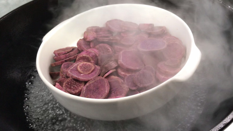 紫薯蛋糕卷,放入开水锅中蒸熟