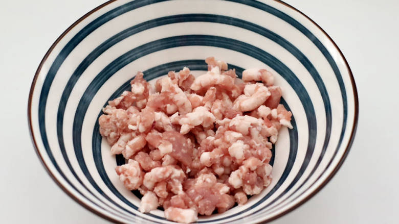洋葱海米小馄饨,猪肉馅放入碗中。