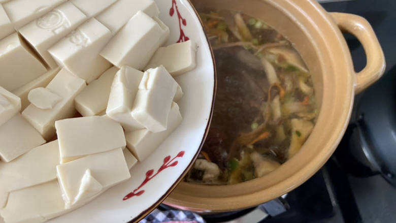 豆腐蛋花汤➕杂菌豆腐蛋花汤,加入绢豆腐，煮开