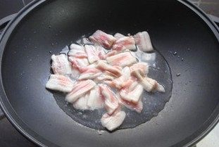 香菇小炒肉,锅中直接放入五花肉片，倒入与肉片持平的开水