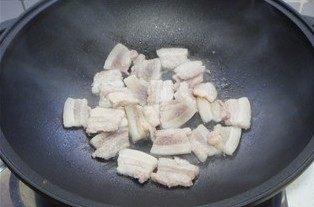 香菇小炒肉,小火煮至，一直到将水分熬干，直到肉片开始出油，煸香肉片