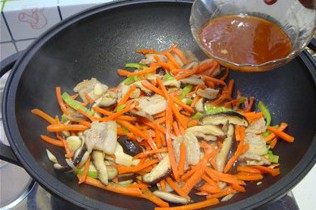 香菇小炒肉,分别倒入香菇；胡萝卜；尖椒炒匀，倒入碗汁即可