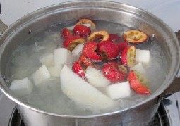 银耳雪梨红果羹 ,加入红果和雪梨再煮20分钟